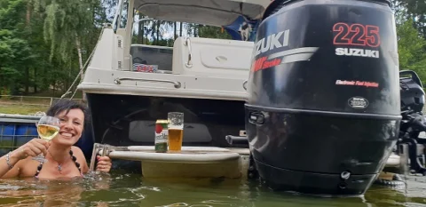 Odpočinek u lodi s velkým závěsným motorem